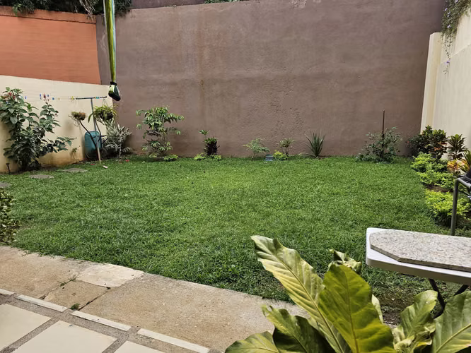 Amplia Casa con jardín en Residencial Privado, San Roque, Heredia