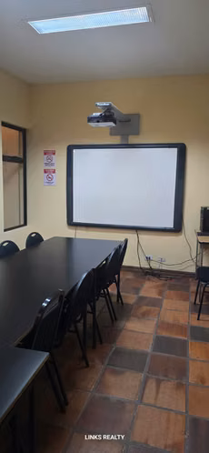 Vendo edificio con apartamentos y oficinas.