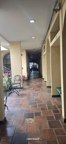 Vendo edificio con apartamentos y oficinas.