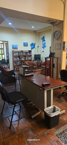 Vendo edificio con apartamentos y oficinas.