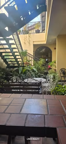 Vendo edificio con apartamentos y oficinas.
