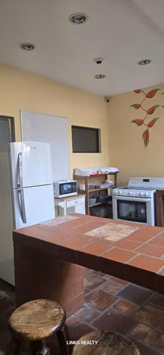 Vendo edificio con apartamentos y oficinas.