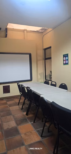 Vendo edificio con apartamentos y oficinas.