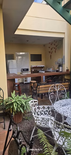 Vendo edificio con apartamentos y oficinas.