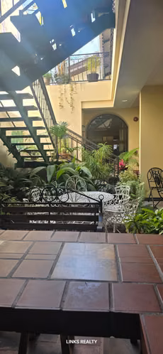 Vendo edificio con apartamentos y oficinas.