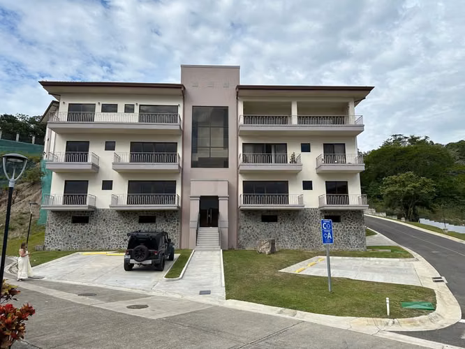 Apartamento de Lujo en Vista al Valle NUEVO PRECIO $399,000