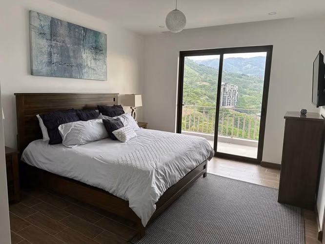 Apartamento de Lujo en Vista al Valle NUEVO PRECIO $399,000