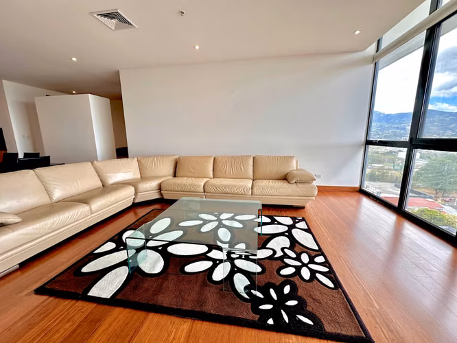 SE VENDE AMPLIO APARTAMENTO A PRECIO DE OPORTUNIDAD $370,000