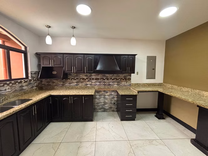 Tu Nuevo Hogar con Elegancia y Amplitud en Condominio Verapaz, Moravia