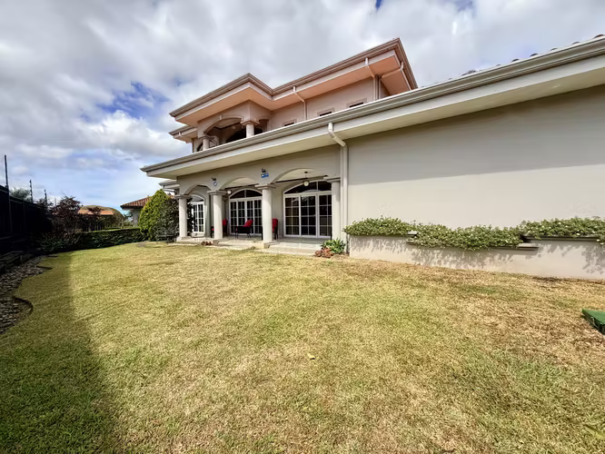 Venta de Espectacular casa en Colinas de Montealegre de 3 habitaciones.