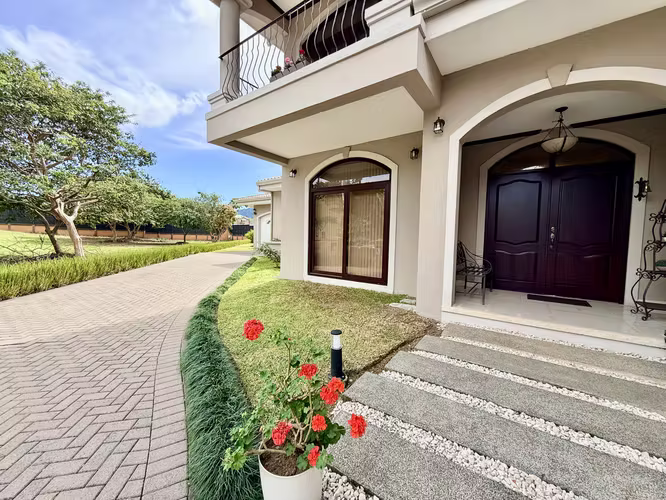 Venta de Espectacular casa en Colinas de Montealegre de 3 habitaciones.