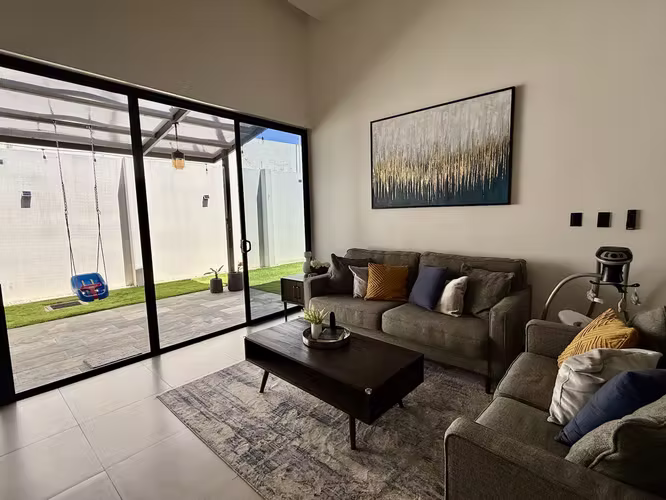Casa en alquiler y venta en Cariari residencial Los Arcos 1 planta moderna con patio