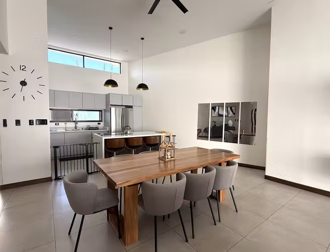 Casa en alquiler y venta en Cariari residencial Los Arcos 1 planta moderna con patio