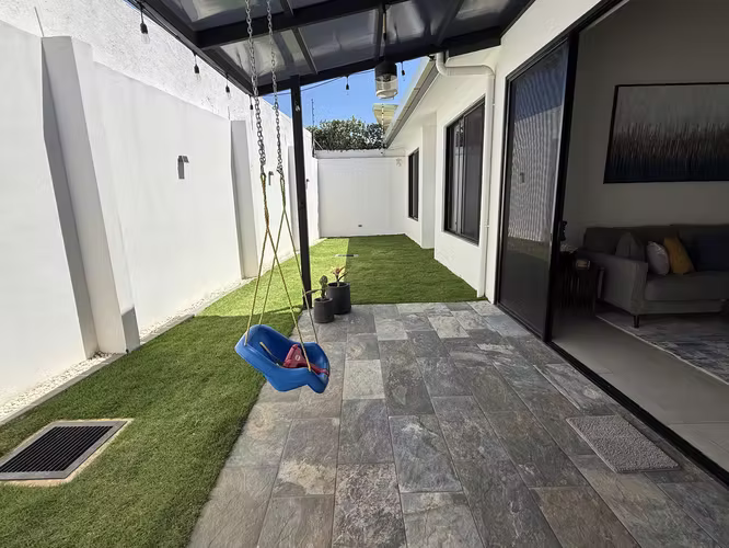 Casa en alquiler y venta en Cariari residencial Los Arcos 1 planta moderna con patio