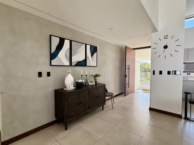 Casa en alquiler y venta en Cariari residencial Los Arcos 1 planta moderna con patio