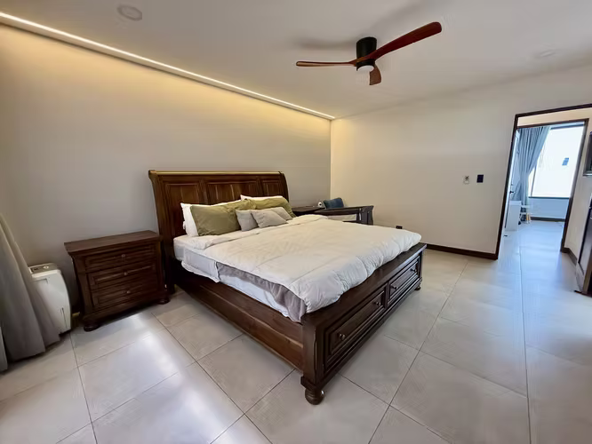 Casa en alquiler y venta en Cariari residencial Los Arcos 1 planta moderna con patio