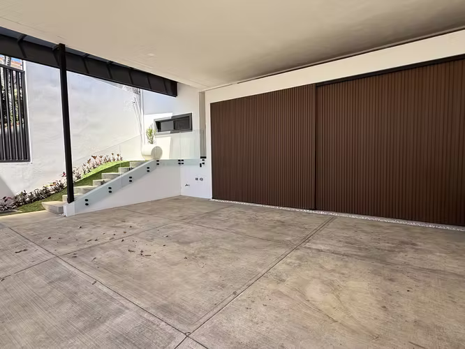 Casa en alquiler y venta en Cariari residencial Los Arcos 1 planta moderna con patio