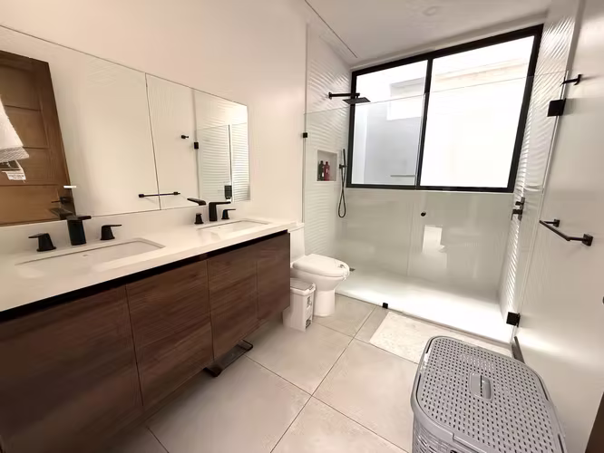 Casa en alquiler y venta en Cariari residencial Los Arcos 1 planta moderna con patio