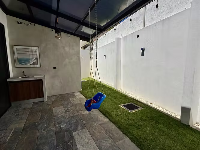 Casa en alquiler y venta en Cariari residencial Los Arcos 1 planta moderna con patio