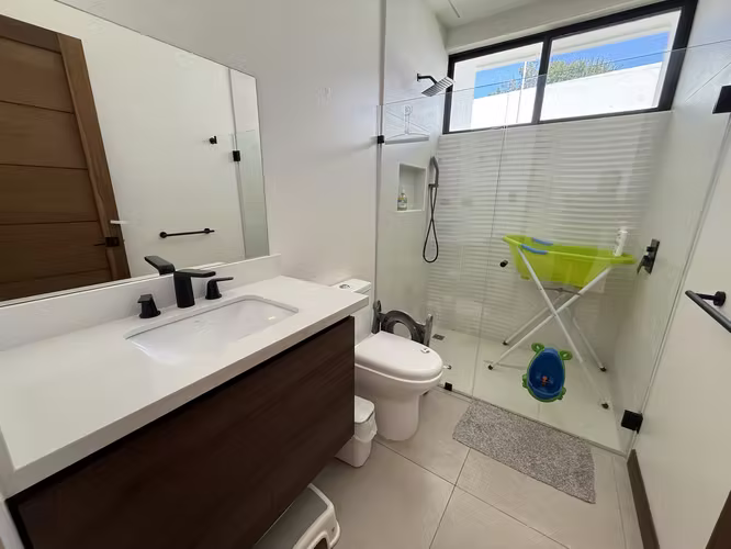 Casa en alquiler y venta en Cariari residencial Los Arcos 1 planta moderna con patio
