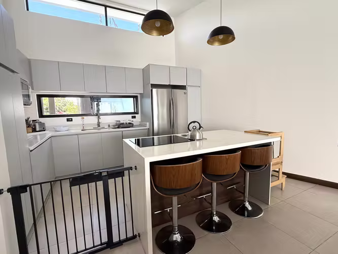 Casa en alquiler y venta en Cariari residencial Los Arcos 1 planta moderna con patio