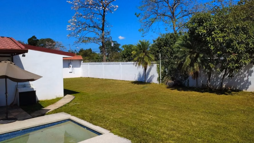 Venta de propiedad con piscina en Esparza, Puntarenas