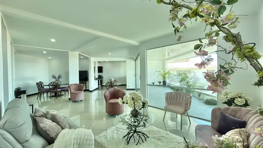 AMUEBLADO Alquiler Apartamento 3 habitaciones, 2.5 baños en Condominio Guachipelin Norte Escazu.