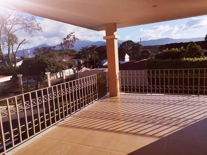 Lujoso Townhouse en Cariari con Vista al Golf 340m2 Amueblado y Equipado