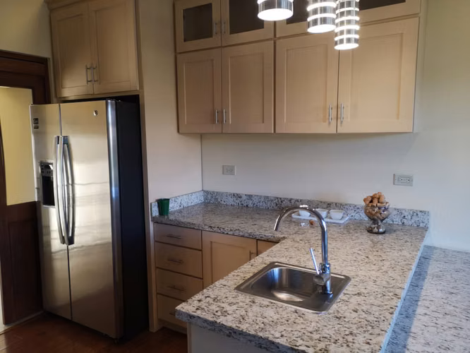 Lujoso Townhouse en Cariari con Vista al Golf 340m2 Amueblado y Equipado