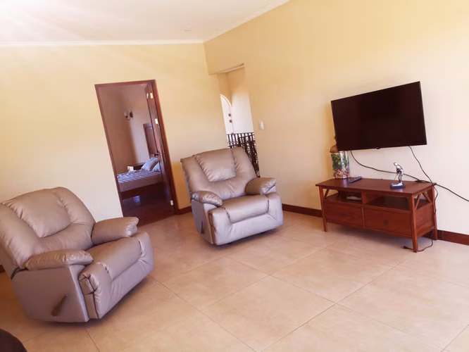 Lujoso Townhouse en Cariari con Vista al Golf 340m2 Amueblado y Equipado