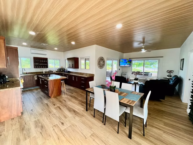 Residencia Contemporánea de 6 Dormitorios en Playa Hermosa - Imagen 4