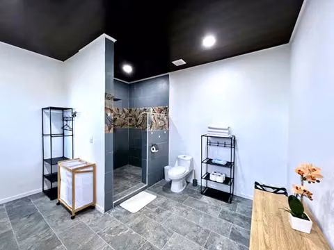 Residencia Contemporánea de 6 Dormitorios en Playa Hermosa - Imagen 12