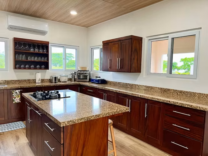 Residencia Contemporánea de 6 Dormitorios en Playa Hermosa - Imagen 2