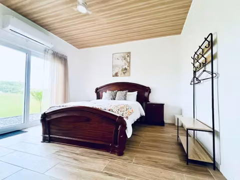 Residencia Contemporánea de 6 Dormitorios en Playa Hermosa - Imagen 9