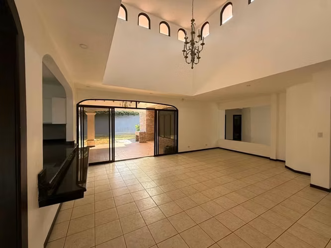 Exclusiva Casa de una Planta en Condominio Privado en Piedades de Santa Ana - Imagen 12