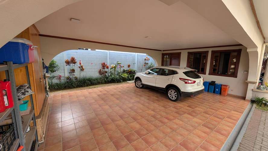 Se vende casa en Residencial Altamonte en Granadilla-Curridabat