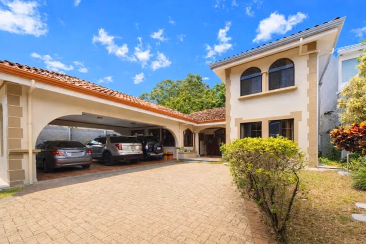 Se vende casa en Residencial Altamonte en Granadilla-Curridabat