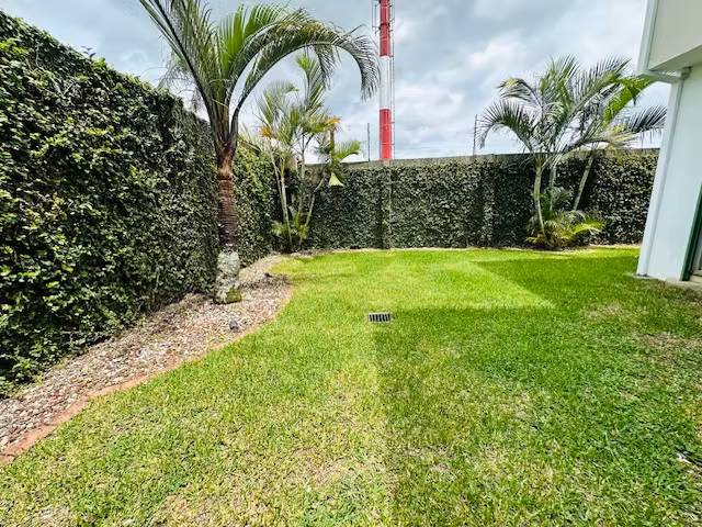 Casa con jardín grande en condominio en San Pablo, Heredia