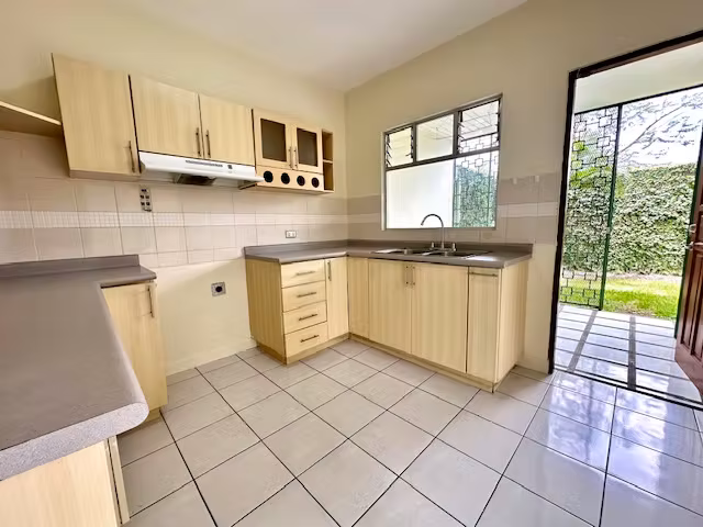 Casa con jardín grande en condominio en San Pablo, Heredia
