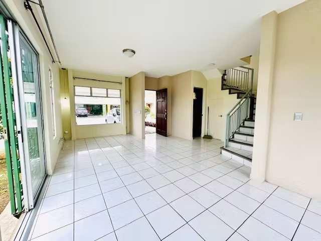 Casa con jardín grande en condominio en San Pablo, Heredia