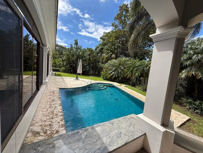 VENTA DE CASA DE LUJO EN LINDORA, SANTA ANA*