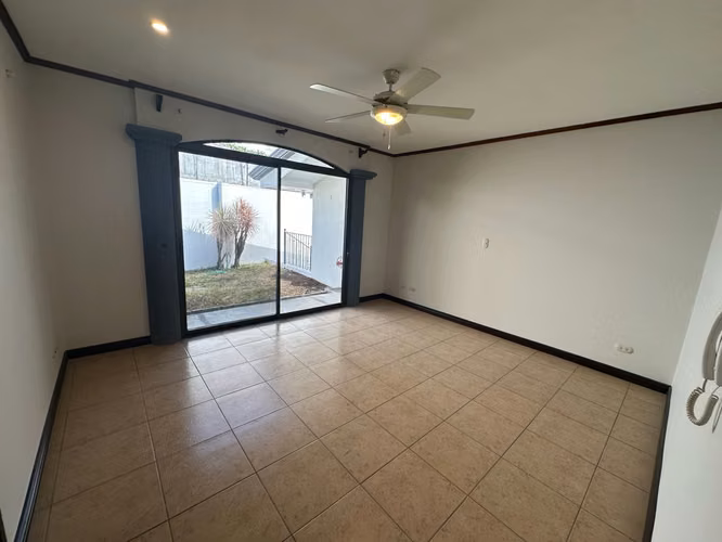 Venta de casa en Residencial Praderas del Sol Santa Ana - Imagen 2