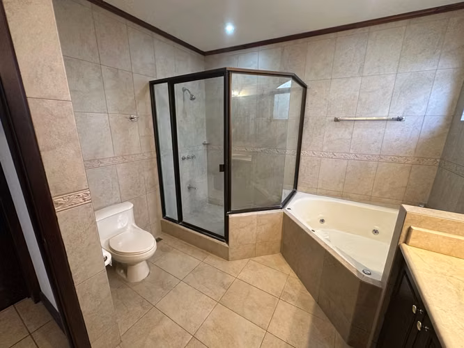 Venta de casa en Residencial Praderas del Sol Santa Ana - Imagen 10