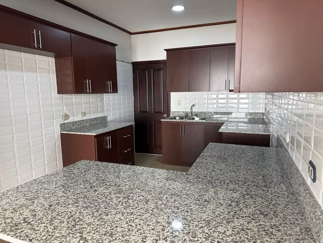 Venta de casa en Residencial Praderas del Sol Santa Ana - Imagen 8