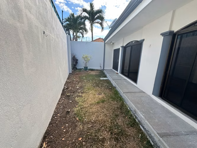 Venta de casa en Residencial Praderas del Sol Santa Ana - Imagen 5