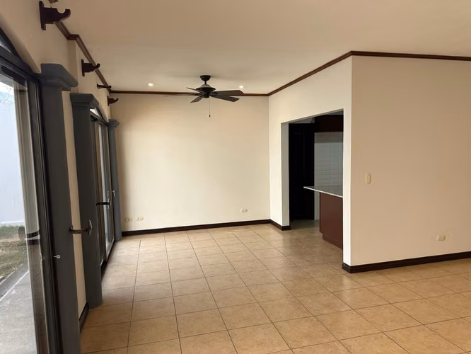 Venta de casa en Residencial Praderas del Sol Santa Ana - Imagen 13