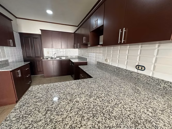 Venta de casa en Residencial Praderas del Sol Santa Ana - Imagen 7