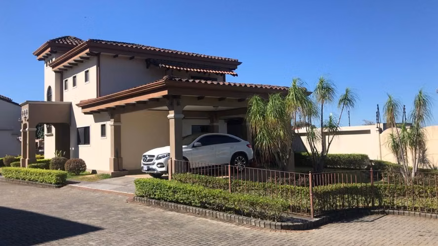 Casa Esquinera 4H/3.5B • Lote Doble • La Ribera de Belén • Condominio Exclusivo
