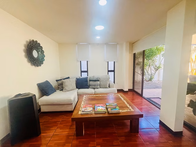 Exclusiva casa esquinera con piscina en residencial de lujo en Piedades, Santa Ana. Precio de oportunidad. - Imagen 4