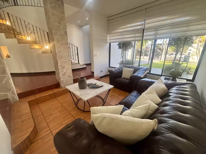 Rebajado. Venta o alquiler de casa con piscina, en residencial exclusivo, en Santa Ana, Piedades.